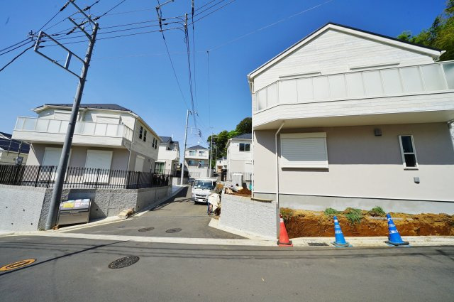 【仲介手数料無料】蓄電システムを搭載！カースペース２台♪保土ケ谷区上菅田町　全１５棟新築戸建ての外観