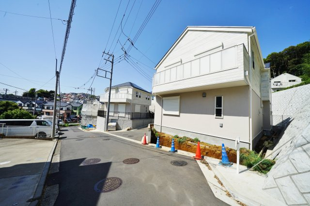 【仲介手数料無料】蓄電システムを搭載！カースペース２台♪保土ケ谷区上菅田町　全１５棟新築戸建ての前面道路含む現地写真