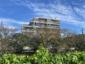 【外観】 | 周辺には遮るものがなく開放的なマンションです。