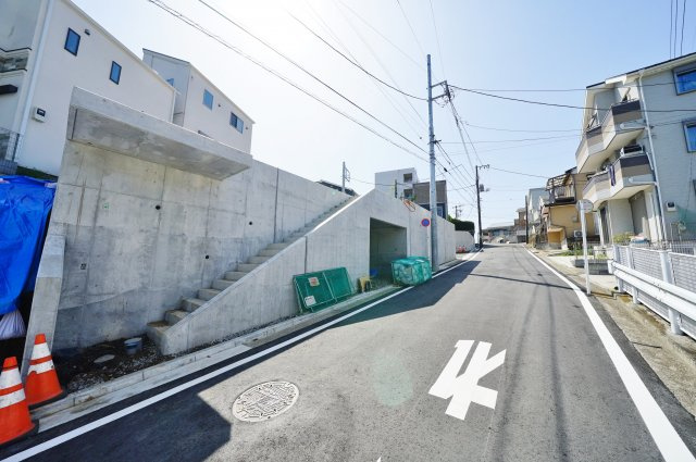 【仲介手数料無料】保土ヶ谷駅徒歩１２分！全棟ＬＤＫ１７帖以上♪の前面道路含む現地写真|ライフラインは都市ガス採用、公共上下水道も敷設済みです。