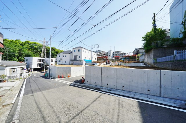 【仲介手数料無料】保土ヶ谷駅徒歩１２分！全棟ＬＤＫ１７帖以上♪の前面道路含む現地写真|緑もあり、四季折々のロケーションも楽しめます。