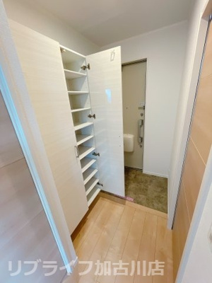 【玄関】 | コンフォールいなみの　(太陽光発電入居者還元型) | 写真は202　左右反転