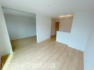 【居間・リビング】 | コンフォールいなみの　(太陽光発電入居者還元型) | 写真は202　左右反転