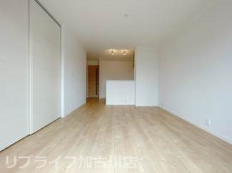 【居間・リビング】 | コンフォールいなみの　(太陽光発電入居者還元型) | 写真は202　左右反転