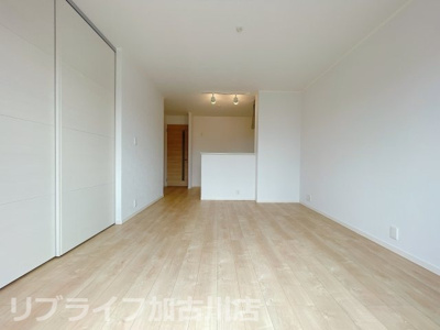 【居間・リビング】 | コンフォールいなみの　(太陽光発電入居者還元型) | 写真は202　左右反転