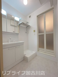 【洗面所】 | コンフォールいなみの　(太陽光発電入居者還元型) | 写真は202　左右反転