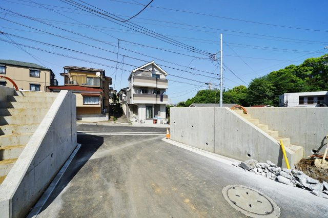 【仲介手数料無料】保土ヶ谷駅徒歩１２分！全棟ＬＤＫ１７帖以上♪保土ヶ谷区岩井町　新築戸建ての前面道路含む現地写真|前面道路は幅員約5メートルの私道です。