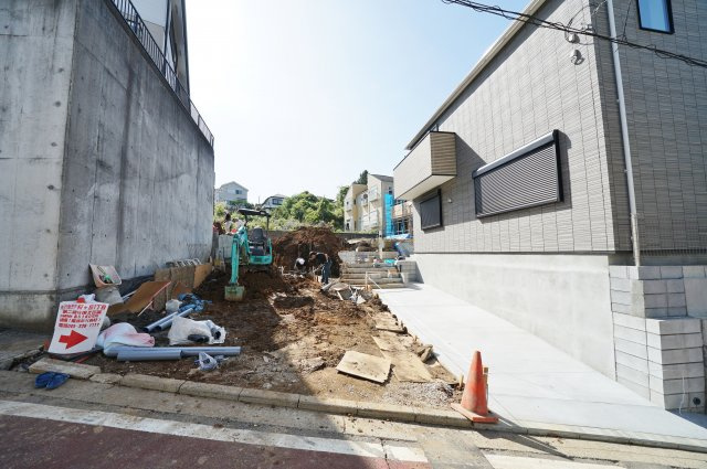 【仲介手数料無料】保土ヶ谷駅徒歩10分。南側にお庭があります♪保土ケ谷区桜ヶ丘1丁目　全2棟新築戸建ての外観|カースペースは車種にもよりますがお車1台分ございます。