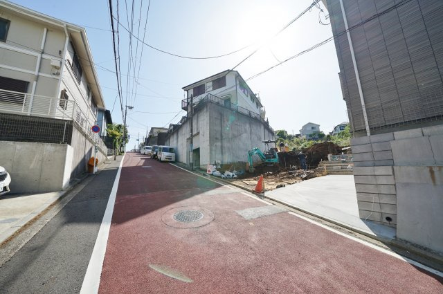 【仲介手数料無料】保土ヶ谷駅徒歩10分。南側にお庭があります♪保土ケ谷区桜ヶ丘1丁目　全2棟新築戸建ての前面道路含む現地写真|前面道路は綺麗に整備されていてお車の出し入れもスムーズ。