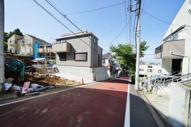 【仲介手数料無料】保土ヶ谷駅徒歩10分。南側にお庭があります♪保土ケ谷区桜ヶ丘1丁目　全2棟新築戸建ての前面道路含む現地写真|周辺には公園が多数点在した閑静な住宅地です。