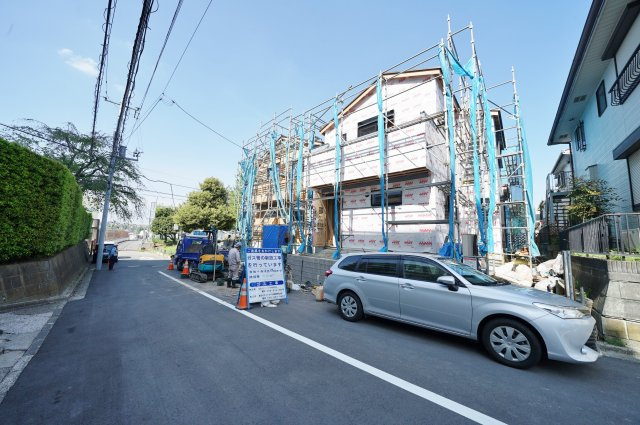 【横浜市保土ケ谷区瀬戸ケ谷町243-64新築戸建て２号棟】★仲介手数料無料★（瀬戸ヶ谷小学校・岩崎中学校）の前面道路含む現地写真|前面道路は幅員も広く、お車の出し入れもラクラクです。