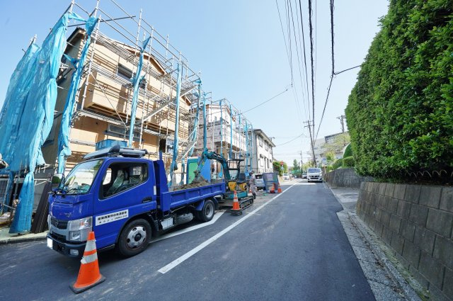 【横浜市保土ケ谷区瀬戸ケ谷町243-64新築戸建て２号棟】★仲介手数料無料★（瀬戸ヶ谷小学校・岩崎中学校）の前面道路含む現地写真|目の前には公園もあり、落ち着いた雰囲気の住環境です。