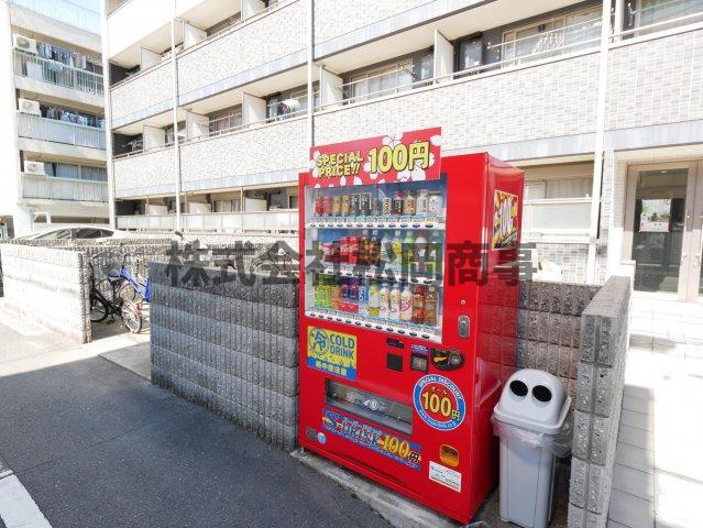 【その他共用部分】 | フラッティ壬生坊城 | 敷地内に自販機あり