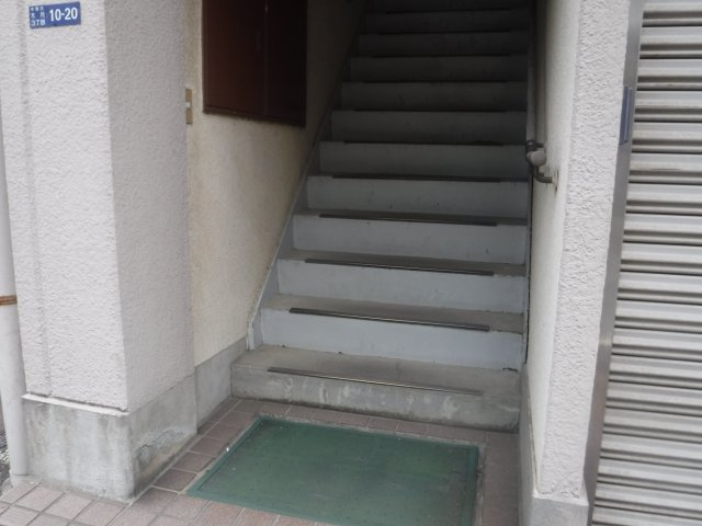 永塚ビルのエントランス