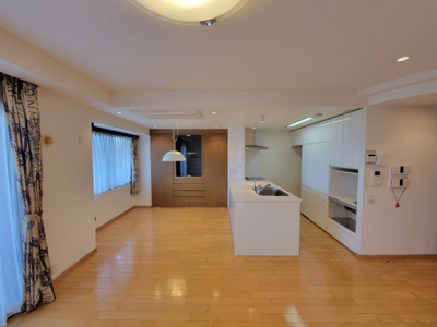 【ロビー】 | 夙川ソルステージュ | カウンターキッチン。キッチンバック収納とダイニングにもカップボードが造り付けです。