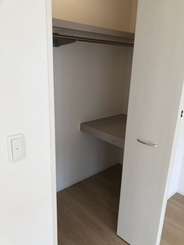 グランクレージュ有田川　A棟の収納|ウォークインクローゼット