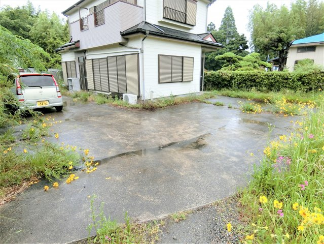 佐藤良三邸の駐車場