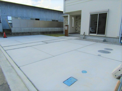 【駐車場】 | ブルーミングガーデン　南アルプス市加賀美 | 駐車は4台可能です♪来客の際も安心ですね！