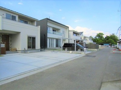 【前面道路含む現地写真】 | ブルーミングガーデン　南アルプス市加賀美 | 前面道路含む現地写真です
【南側】公道：5.3m