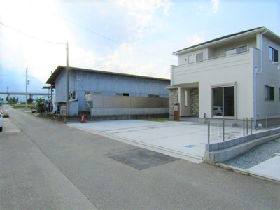 【前面道路含む現地写真】 | ブルーミングガーデン　南アルプス市加賀美 | 前面道路含む現地写真です
【南側】公道：5.3m