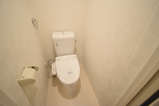 【トイレ】 | サムティ神戸浜崎通 | シンプルで白が基調のトイレです。