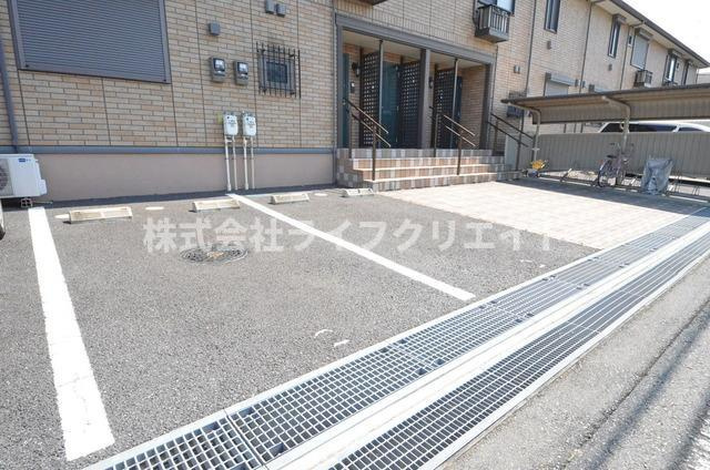 アネシス平山の駐車場