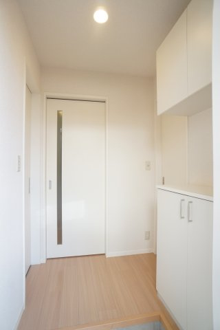 コンフォーティア市川の玄関