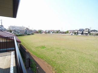 【展望】 | 玄関側は広大な芝生の原っぱです