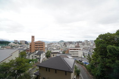 【展望】 | ヴィルヌーブ山根町（リノベ済） | 【眺望】
ちょっと曇り空なのが残念です！
晴れていれば、青空まで一直線という感じです！
閑静で少し小高い丘の住宅街になりますので、
周りに高い建物は無く、広島の市街地を見下ろす感じになります。