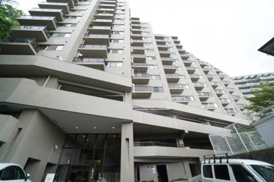 【外観】 | ヴィルヌーブ山根町（リノベ済） | 【耐震性】
耐震性の高さを判断するポイントは、
建築確認申請日が1981年6月1日以降の
新耐震基準に適合しているかどうか。
震度６程度の大地震でも
建物が崩壊しないレベルが基準になりました。