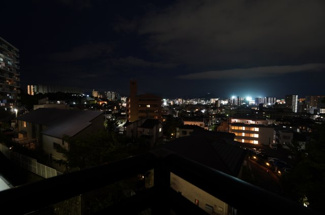 【展望】 | 【Night View】
リビングとダイニング、どちらからも望めるこの夜景。
窓の外を眺めると、自然と家族の会話にも花が咲きそう。
13時の方向には、マツダスタジアムも。シーズン中は歓声が聞こえます！
