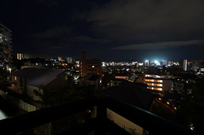 【展望】 | ヴィルヌーブ山根町（リノベ済） | 【Night View】
リビングとダイニング、どちらからも望めるこの夜景。
窓の外を眺めると、自然と家族の会話にも花が咲きそう。
13時の方向には、マツダスタジアムも。シーズン中は歓声が聞こえます！