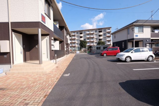 【駐車場】 | 【シャーメゾン】シャーメゾン・はなぶさ | 南面は駐車場なので冬場でも陽当たり良好です