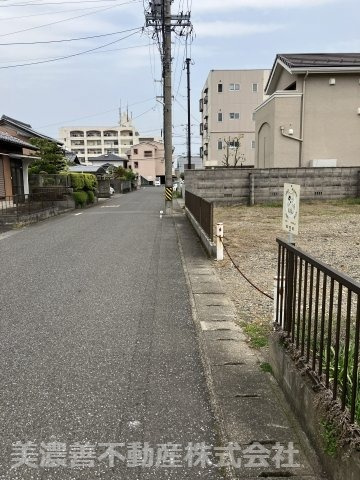 ５８７４３　本巣郡北方町高屋伊勢田土地の前面道路含む現地写真