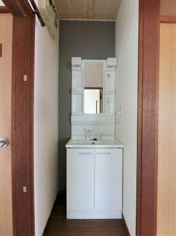 松崎テラスハウスの独立洗面台
