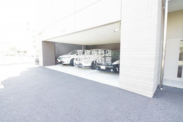 ロイヤルスクエア徳川の駐車場