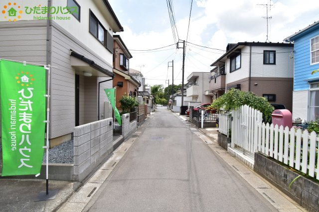 西区土屋　中古一戸建ての前面道路含む現地写真