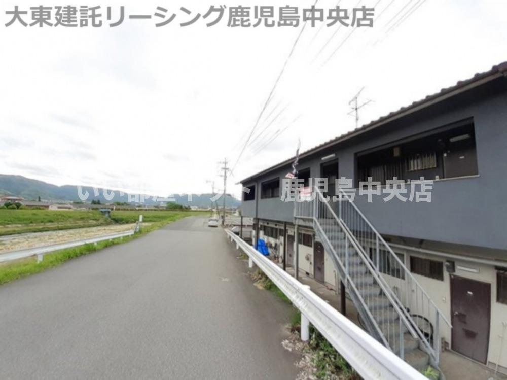 西側前面道路