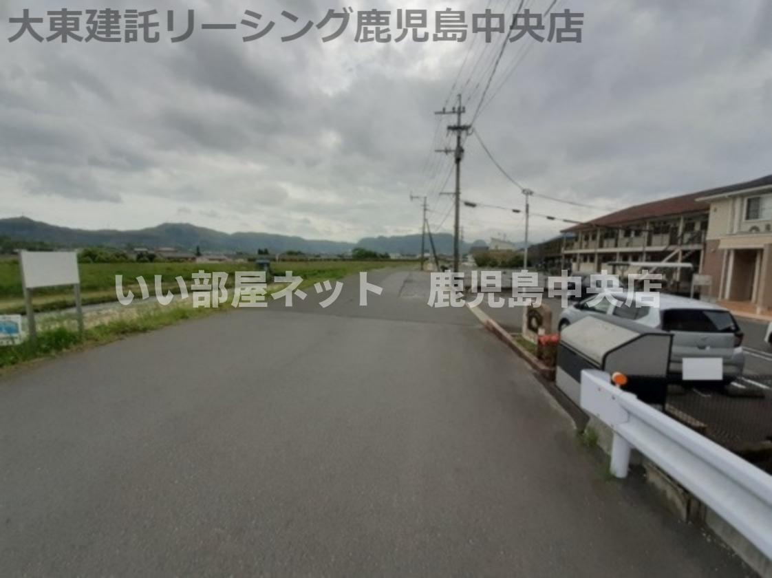 西側前面道路