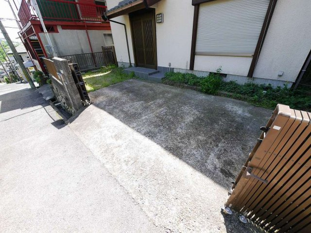 高東町1丁目戸建の駐車場|小型車縦列2台分