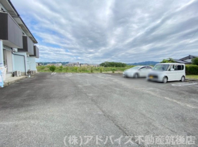 八女市祈祷院のアパートの駐車場