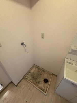 【洗面所】 | シルヴァンヒルズ | ※同物件・反転タイプの写真です。※写真：クリーニング前です