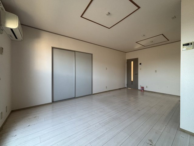 【居間・リビング】 | シルヴァンヒルズ | ※同物件・反転タイプの写真です。