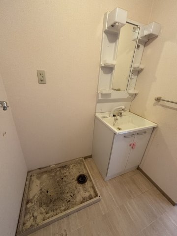 【洗面所】 | シルヴァンヒルズ | ※同物件・反転タイプの写真です。※写真：クリーニング前です
