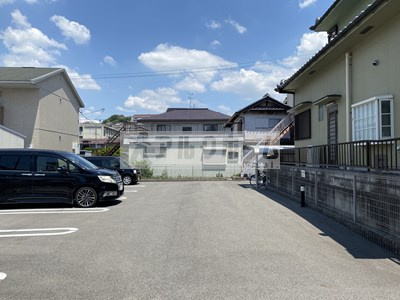 ジュネスアストルの駐車場