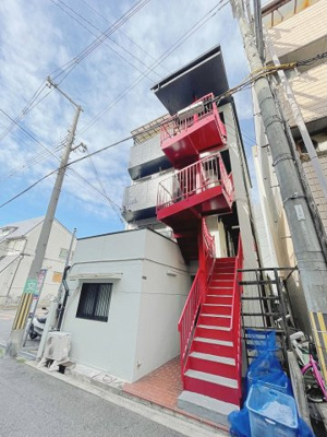 【外観】 | ブライクルマンション | 赤い階段で分かりやすい外観です