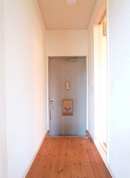 カーサ・エスメラルダ【キャッシュバック対象物件】の玄関|明るい玄関です