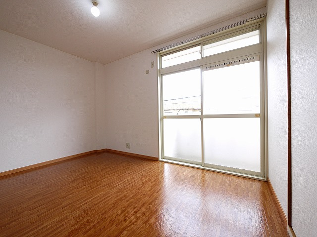 エクレール天理Ｂの居間・リビング|ゆったりとした居間です