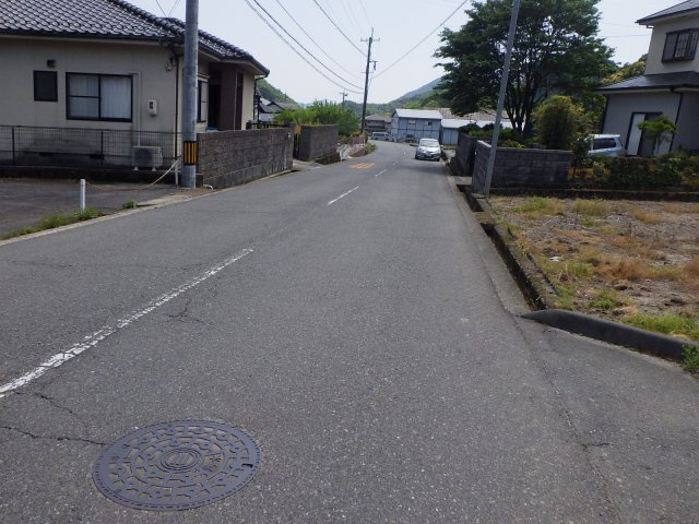 売土地　可部町大字南原の前面道路含む現地写真