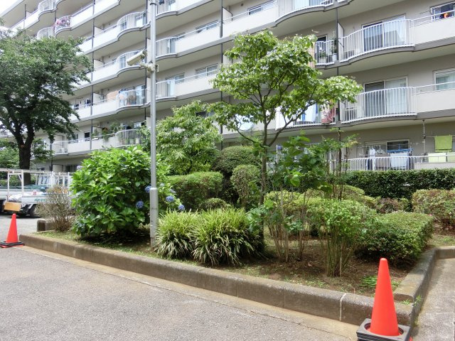花見川ロイヤルマンションのその他共用部分|共用部分の植栽はよく手入れされておりお洒落です。
